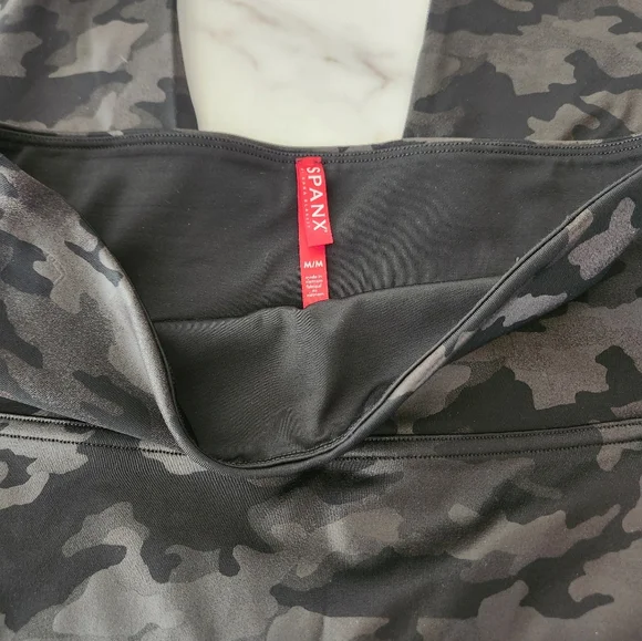 Like New SPANX Faux leather camo leggings size‎ Medium - Picture 12 of 13